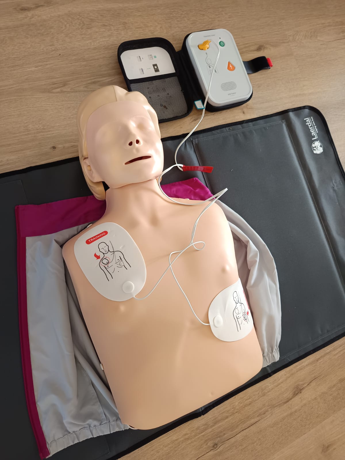 Défibrillateur automatisé de formation (DAE) avec mannequin pédagogique Laerdal